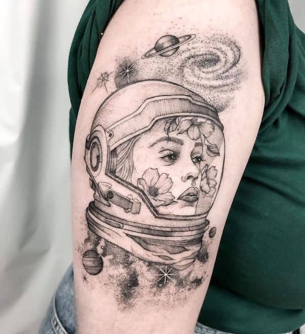 Ritratto floreale di astronauta sulla manica di @laridestro_tattoo