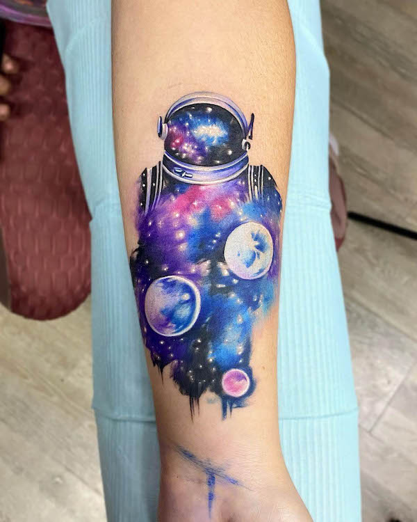 Universo e astronauta tatuaggio ad acquerello di @manibroowns