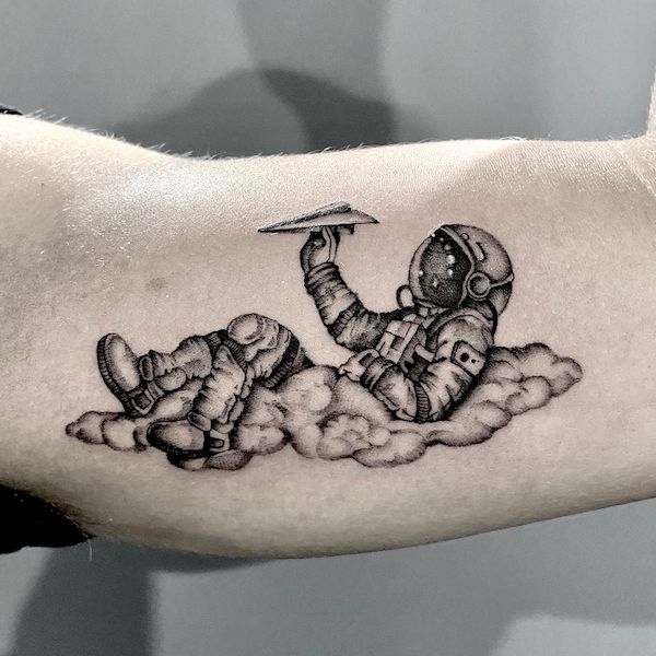 Un giocoso tatuaggio sul braccio da astronauta di @_ali_allievi