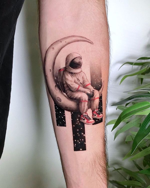 Tatuaggio astronauta realismo cosmico di @dm.tatts