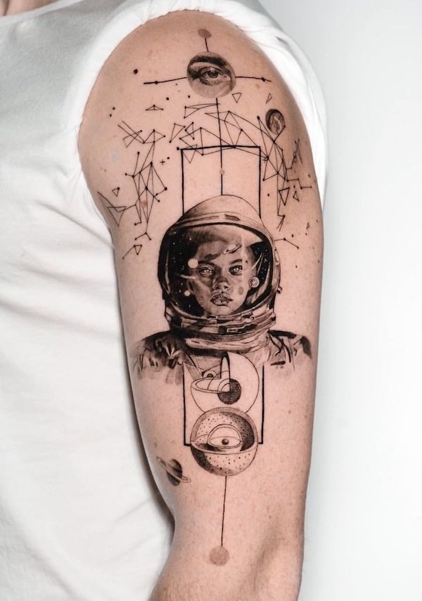 Astronauta e costellazioni intricate di @fiistattoo
