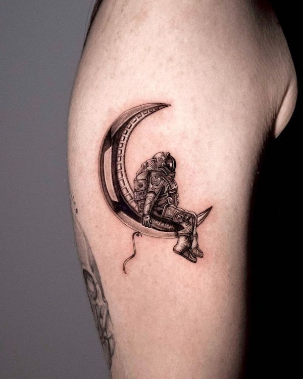 Astronauta metallico sulla luna di @ygtattoos