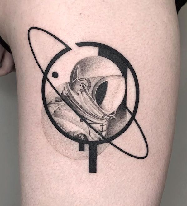 Tatuaggio di @dziarczyncy con orbita e astronauta