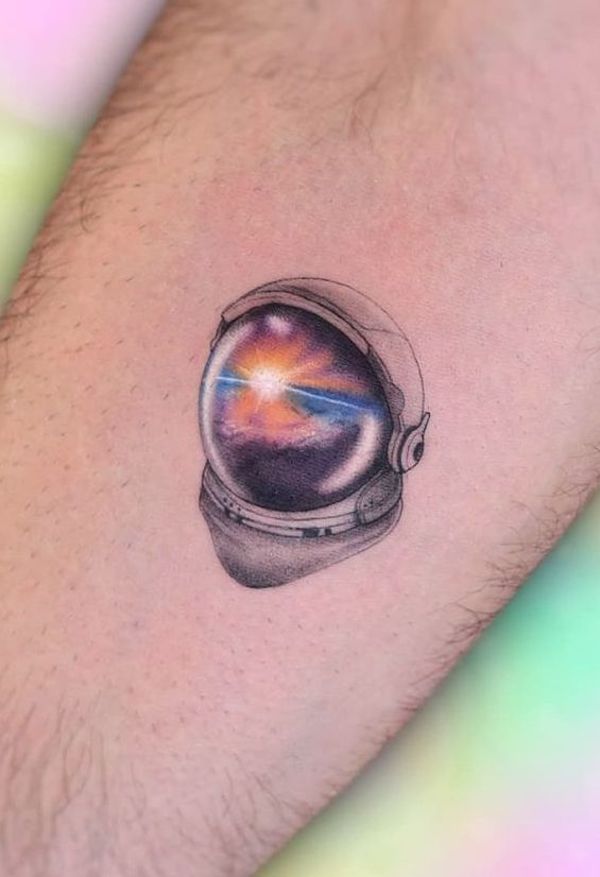 Bellissimo tatuaggio di casco da @fresia.tattoo