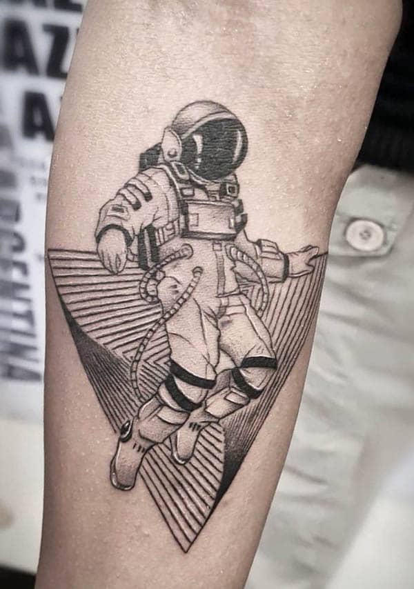Tatuaggio 3D dell'astronauta fluttuante di @vibratingink