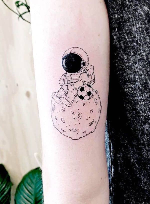 Astronauta solitario carino di @james.dayonetattoo