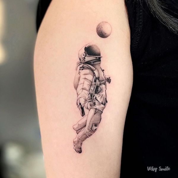 Tatuaggio con manica Fly to the moon di @wei___tattoo