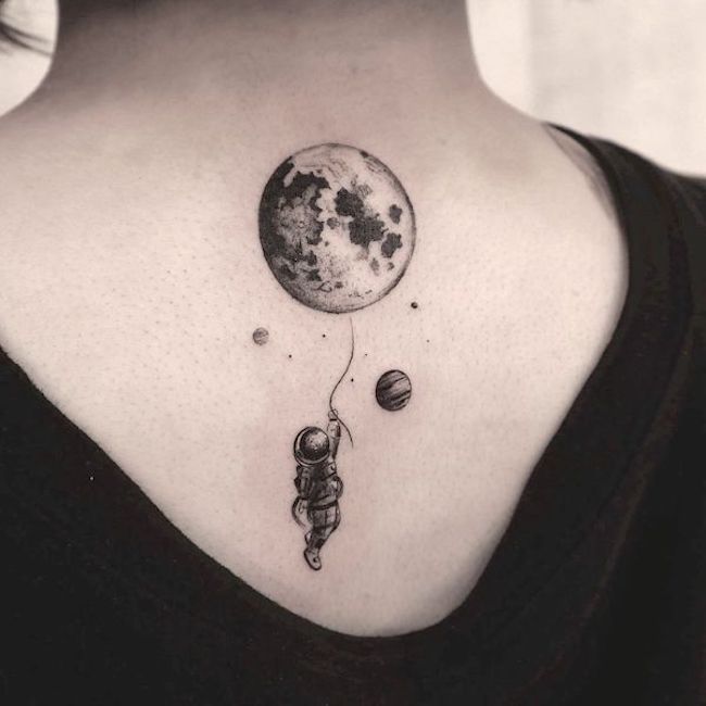 Tatuaggio di astronauta e luna di @bo2_ta2