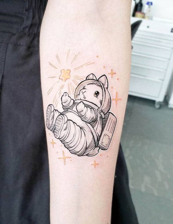 Tatuaggio di @eddiegomezink con un coniglietto astronauta super carino