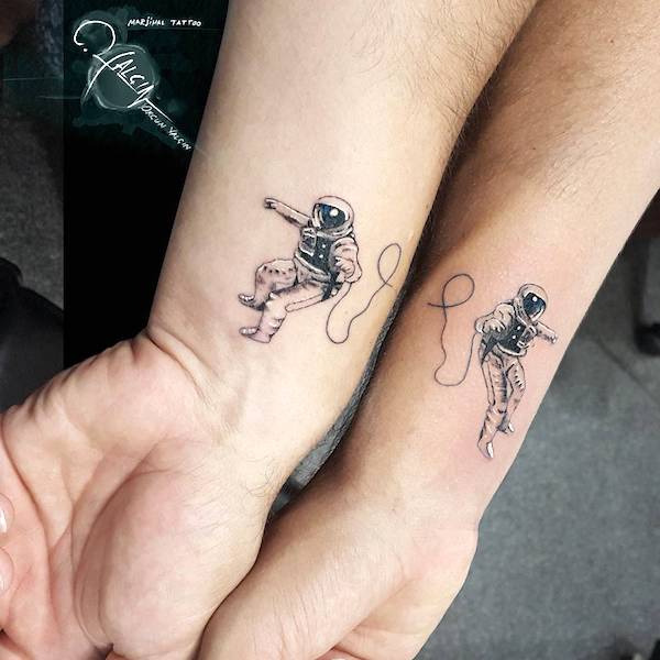 The attached astronauts tattoos by @orcnyalcn- Stupendi tatuaggi unisex abbinati per fratelli e sorelle