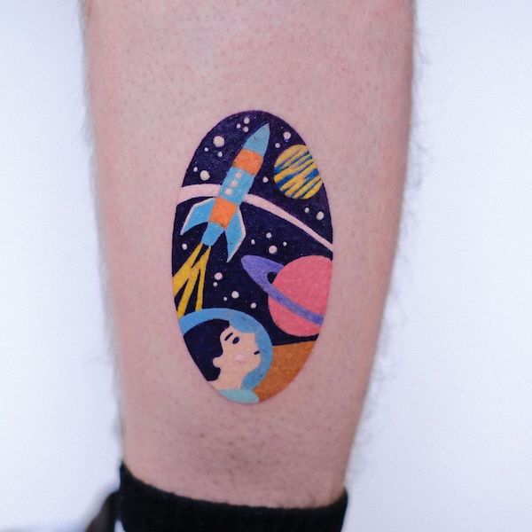 Tatuaggio con illustrazione colorata per gli amanti dello spazio di @dziarczyncy