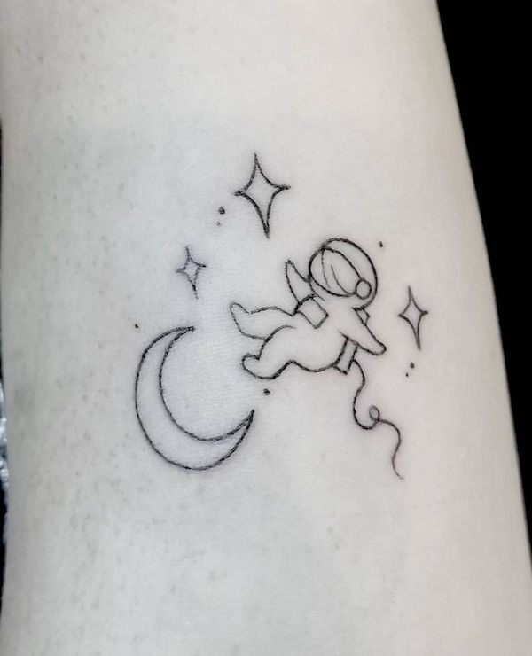 Tatuaggio astronauta semplice e carino di @swampqueenart