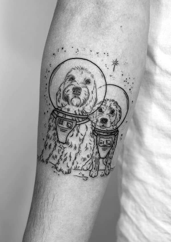 Adorabile tatuaggio di cani astronauti di @iamcharlottelee