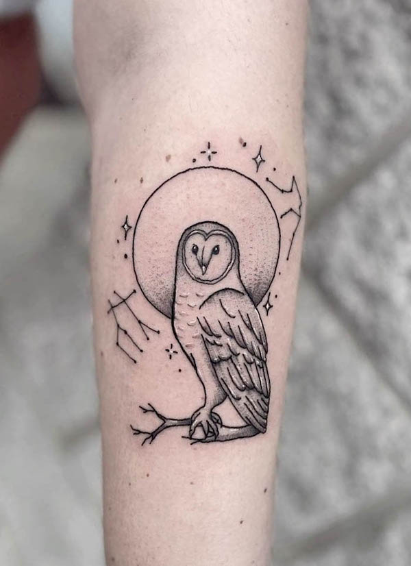 Tatuaggio con gufo e stelle di @blackamethystattooco