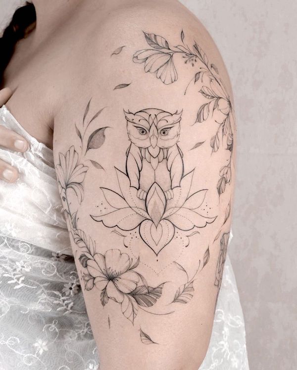 Tatuaggio floreale con loto e gufo da @india.tattooartist