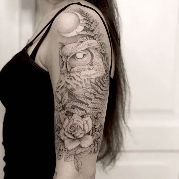 Splendido tatuaggio a manica intera con gufo di @blackbirddotwork