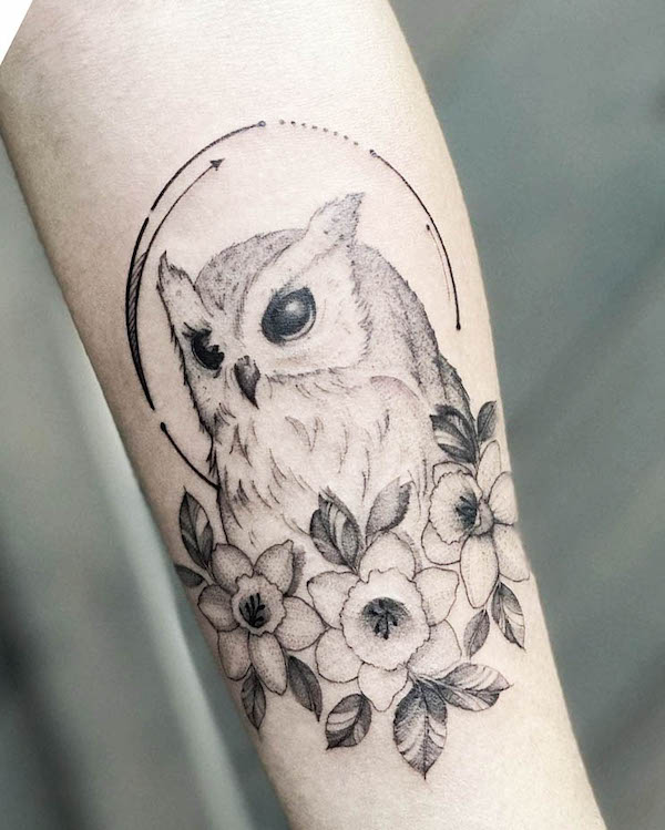 Tatuaggio con fiori neri e grigi e gufo di @davidbaisatattoos