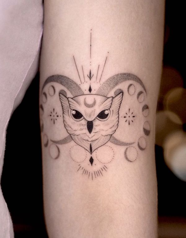 Tatuaggio simmetrico con fasi lunari e gufo di @anylay.tattoo