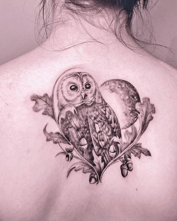 Splendido tatuaggio di gufo e luna sulla schiena di @alas_tattoo