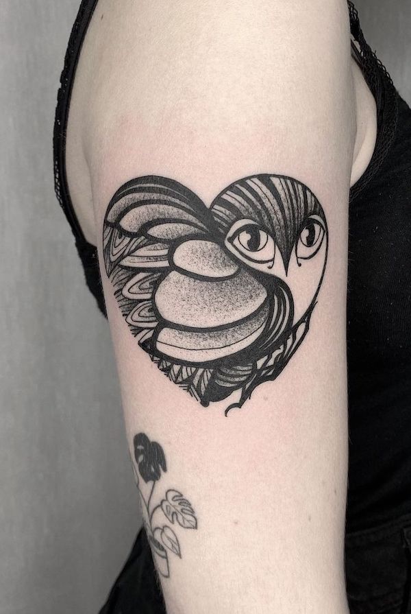 Tatuaggio a forma di cuore con gufo da @mahell_tattooer