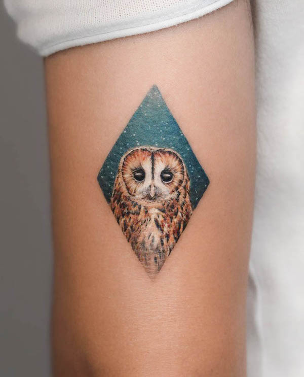 Intricata cornice di diamanti con gufo tatuaggio di @debrartist