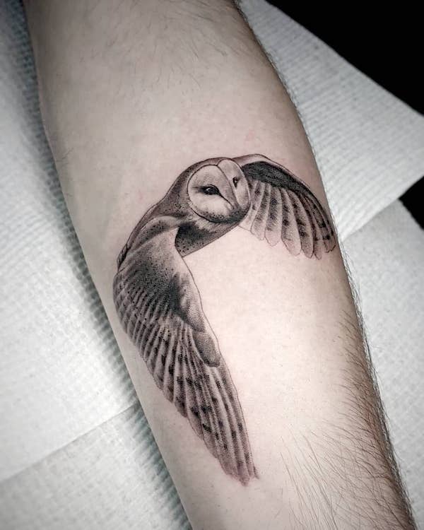 Vivace tatuaggio di gufo volante sull'avambraccio di @nicolasattiehtattoos