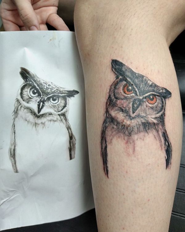Tatuaggio realistico di gufo a colori sul polpaccio di @kratosink84
