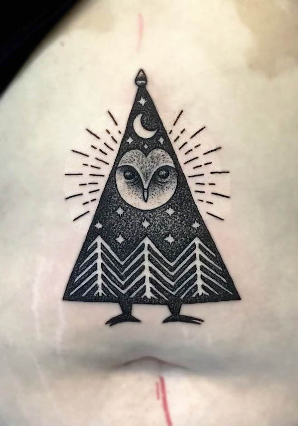 Tatuaggio creativo di gufo in triangolo di @sepsyz