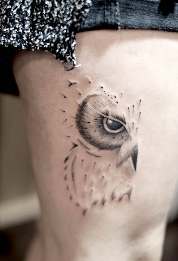 Occhio e piuma_tatuaggio astratto di gufo sulla coscia di @noiram_tattoo