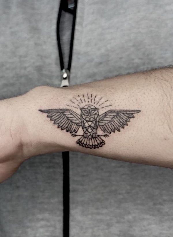 Piccolo gufo geometrico tatuato sul lato del polso da @nes.hom