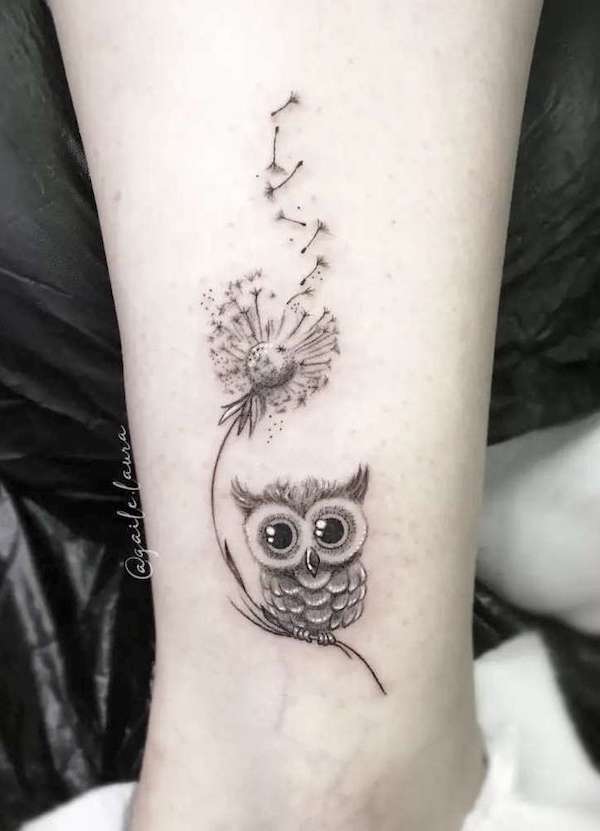 Piccolo gufo e dente di leone tatuato da @gaile.laura