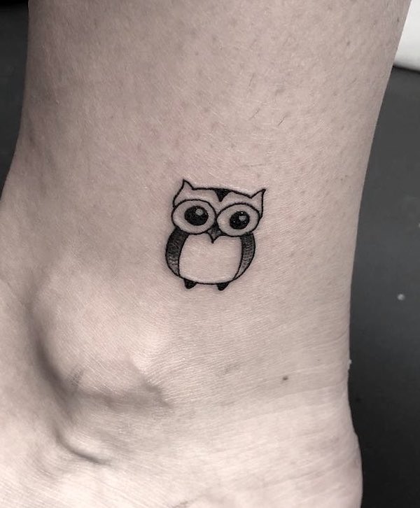 Piccolo gufo tatuato sulla caviglia da @inkredibletattoos
