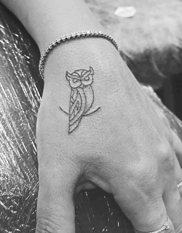 Gufo astratto sull'avambraccio di @giantattoo