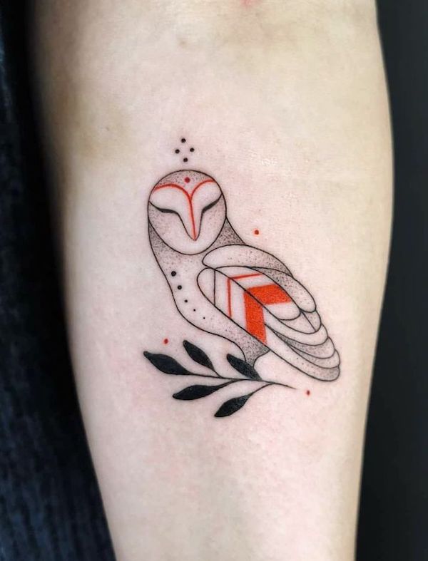 Tatuaggio gufo nero e rosso di @tattoosbydaisy