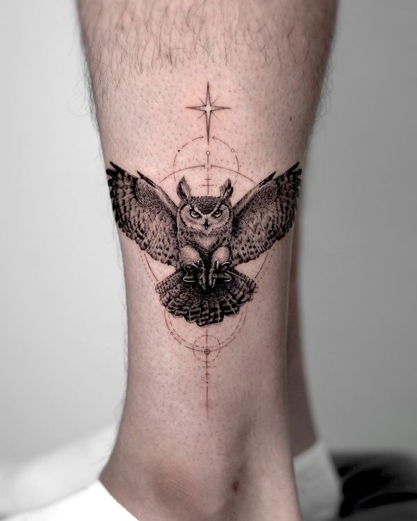 Tatuaggio simmetrico con gufo e stella di @seoulinktattoo