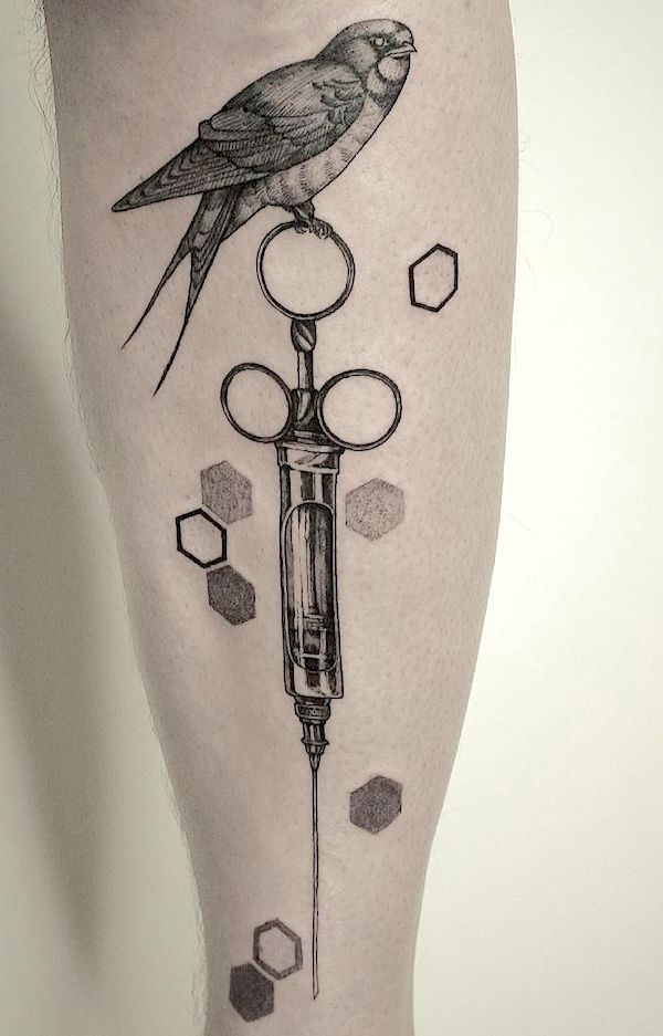 Tatuaggio della gamba con usignolo e siringa di @krvs_ttt