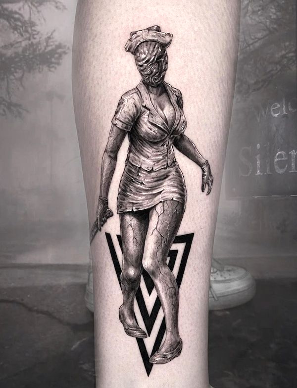 Tatuaggio dell'infermiera di Silent Hill da @stiloallday