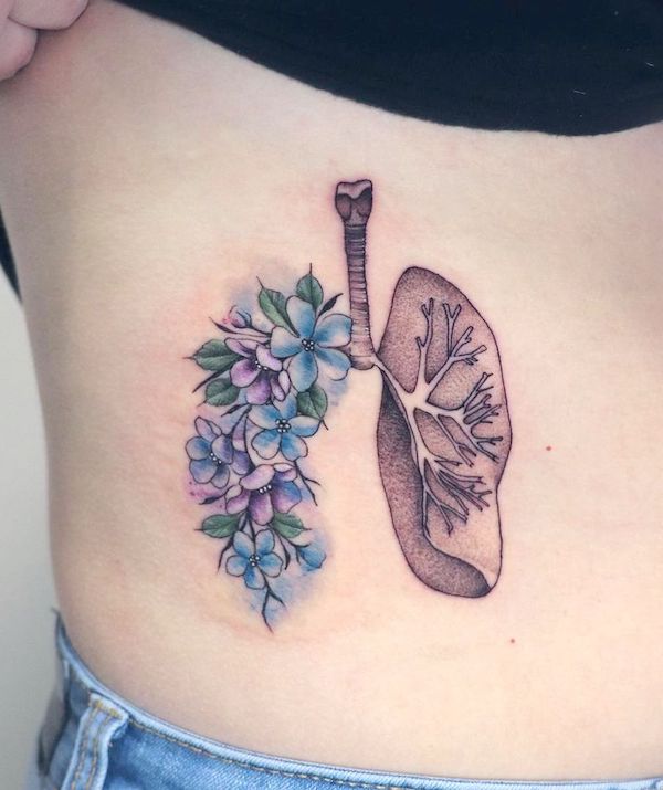 Tatuaggio di polmoni e fiori sulla gabbia toracica per infermiere di @chelseaspeirs_tattoo