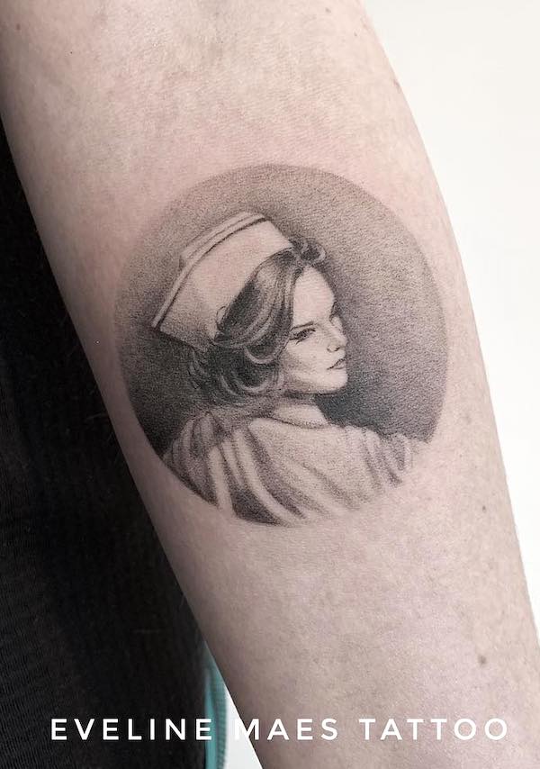 Ritratto di infermiera realista tatuato da @evelinemaestattoo