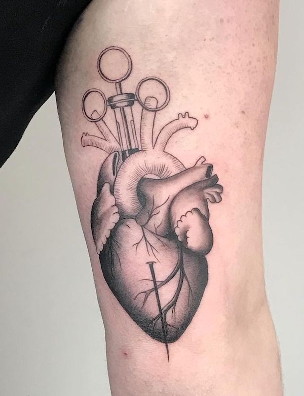 Il tatuaggio dell'infermiera a cuore battente di @mrtnq_tt
