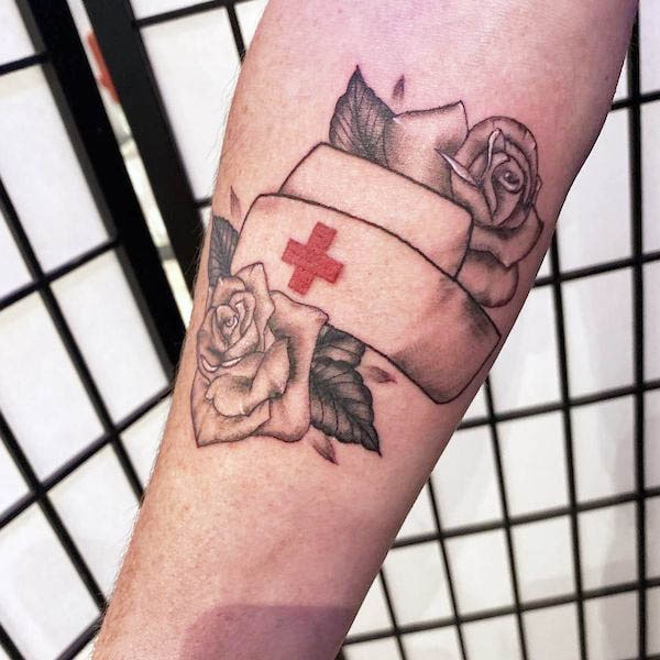 Cappello da infermiera e rose tatuato da @inkbymadeleine
