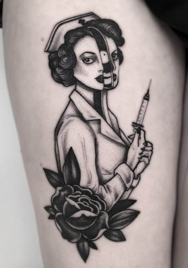 Tatuaggio infermiera inquietante nera e grigia di @gin.wolf