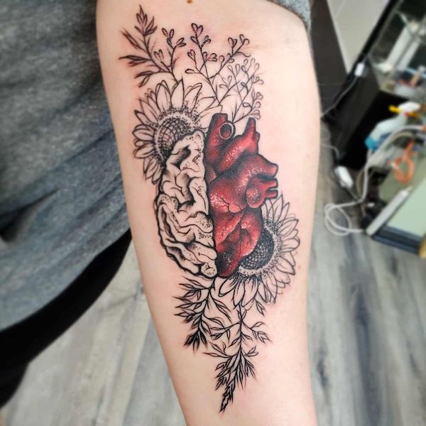 Tatuaggio medico con cuore e cervello di @jazmyn_tattoos