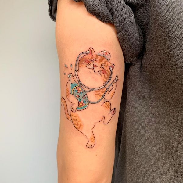 Tatuaggio di gatto infermiere di @coffincrickettattoo