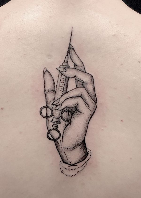 Siringa nel tatuaggio della nuca di @savolanmuste_jenni
