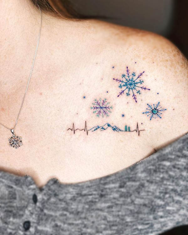Tatuaggio con fuochi d'artificio ed elettrocardiogramma sulla spalla di @amberstarrartistry