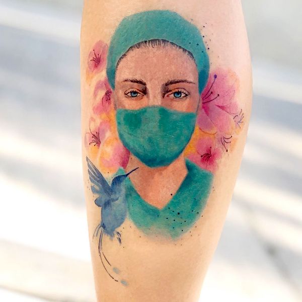 Ritratto di infermiera ad acquerello e tatuaggio di usignolo di @tracyxutattoos