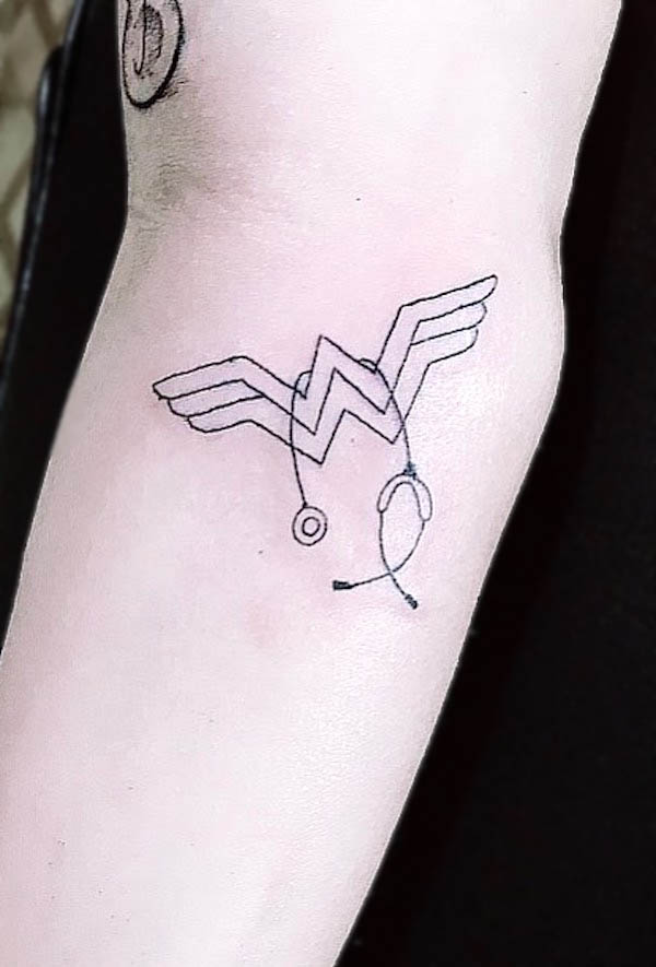 Tatuaggio di Wonderwoman e stetoscopio di @tattooalegre