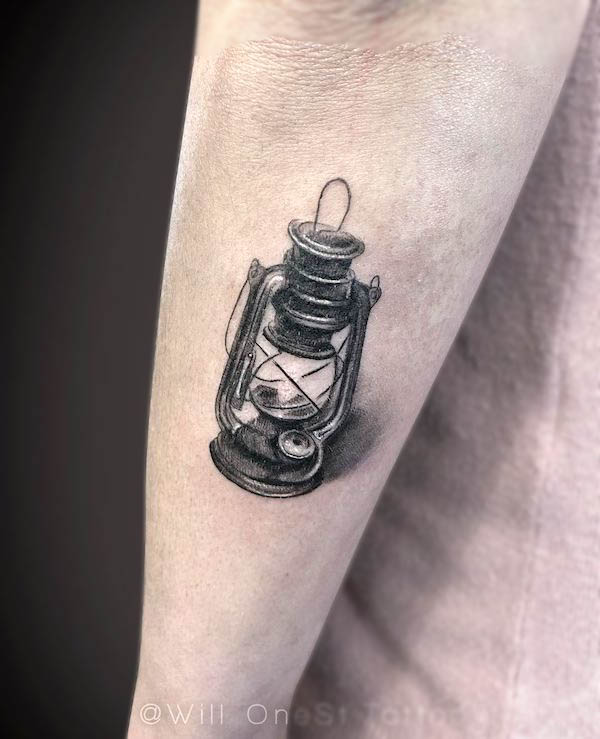 Il tatuaggio dell'avambraccio della lampada di @will_onest_tattoo