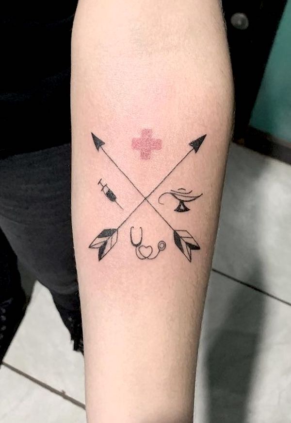 Tatuaggio con croce e simboli medici di @fabiano__fabistattoo